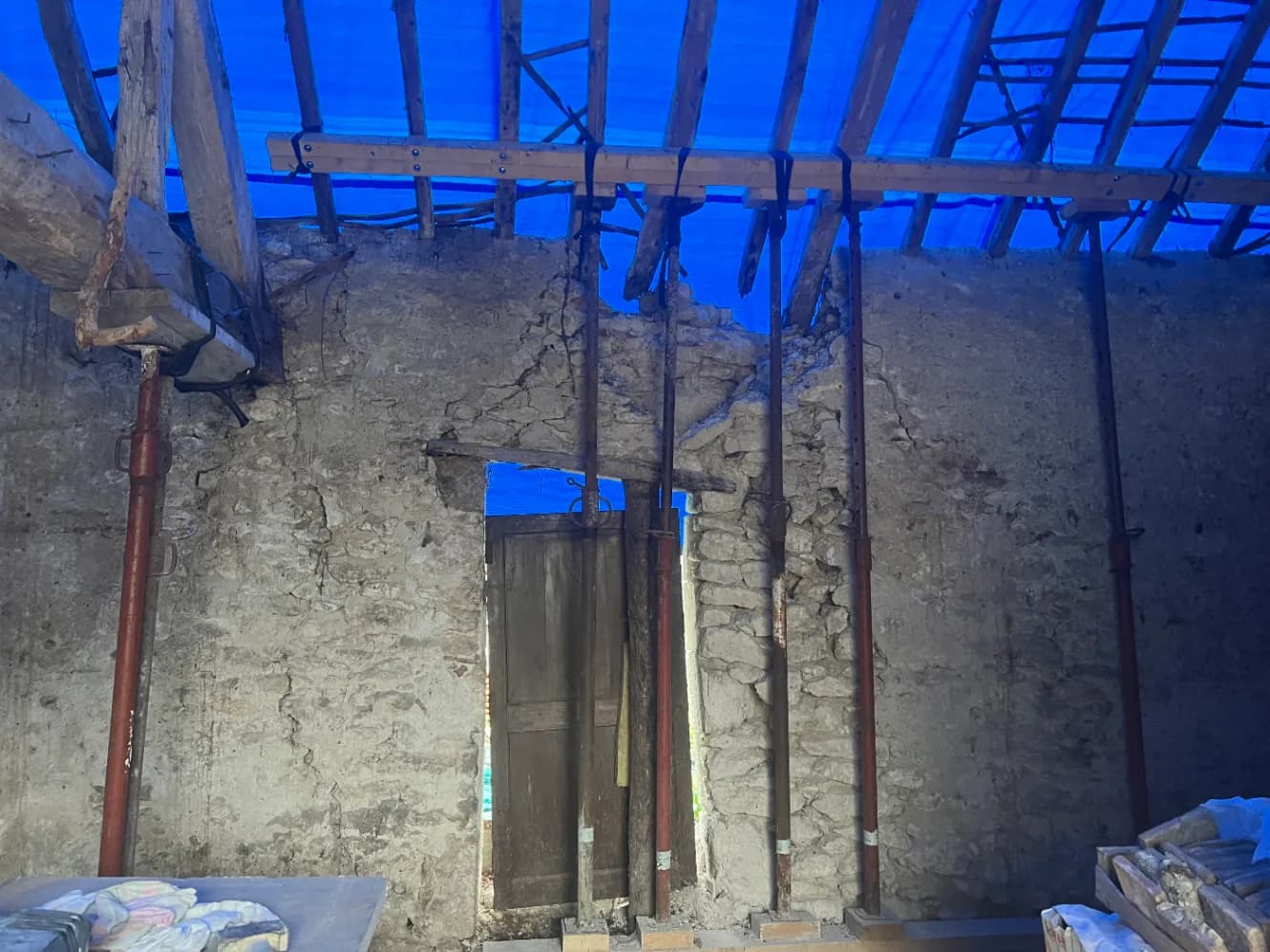 Avant - Reconstruction d'un mur en moellons